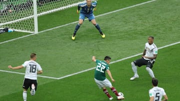 Hirving Lozano schießt auf das deutsche Tor: Die erste Torchance des Spiels ergreifen die Mexikaner in den ersten Sekunden.