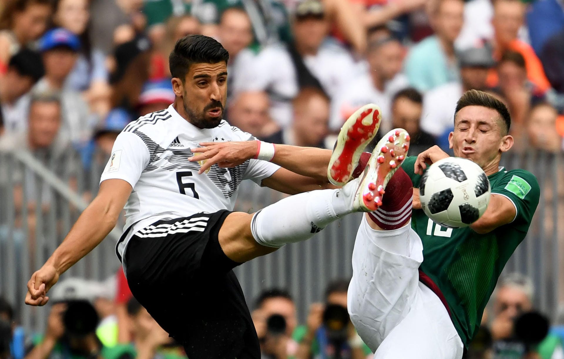 Sami Khedira und Hector Herrera kämpfen um den Ball: Mexiko überrascht ab Minute eins mit einem mutigen Offensivspiel.