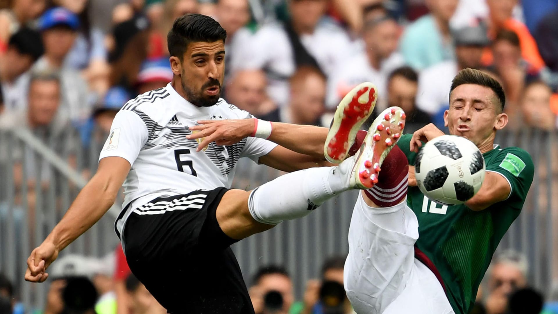 Sami Khedira und Hector Herrera kämpfen um den Ball: Mexiko überrascht ab Minute eins mit einem mutigen Offensivspiel.