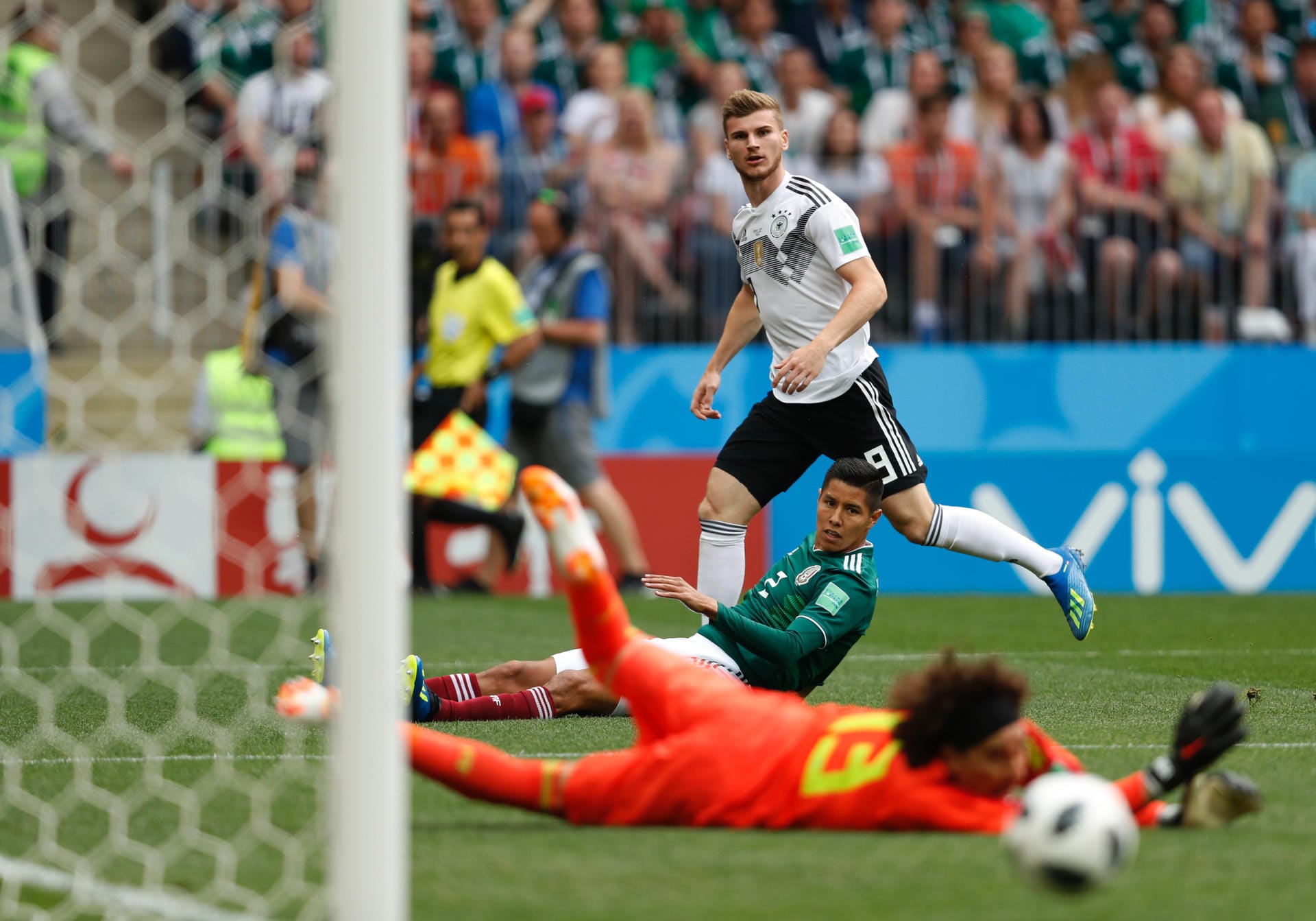 Chance für Deutschland: Timo Werner scheitert am mexikanischen Keeper Guillermo Ochoa.
