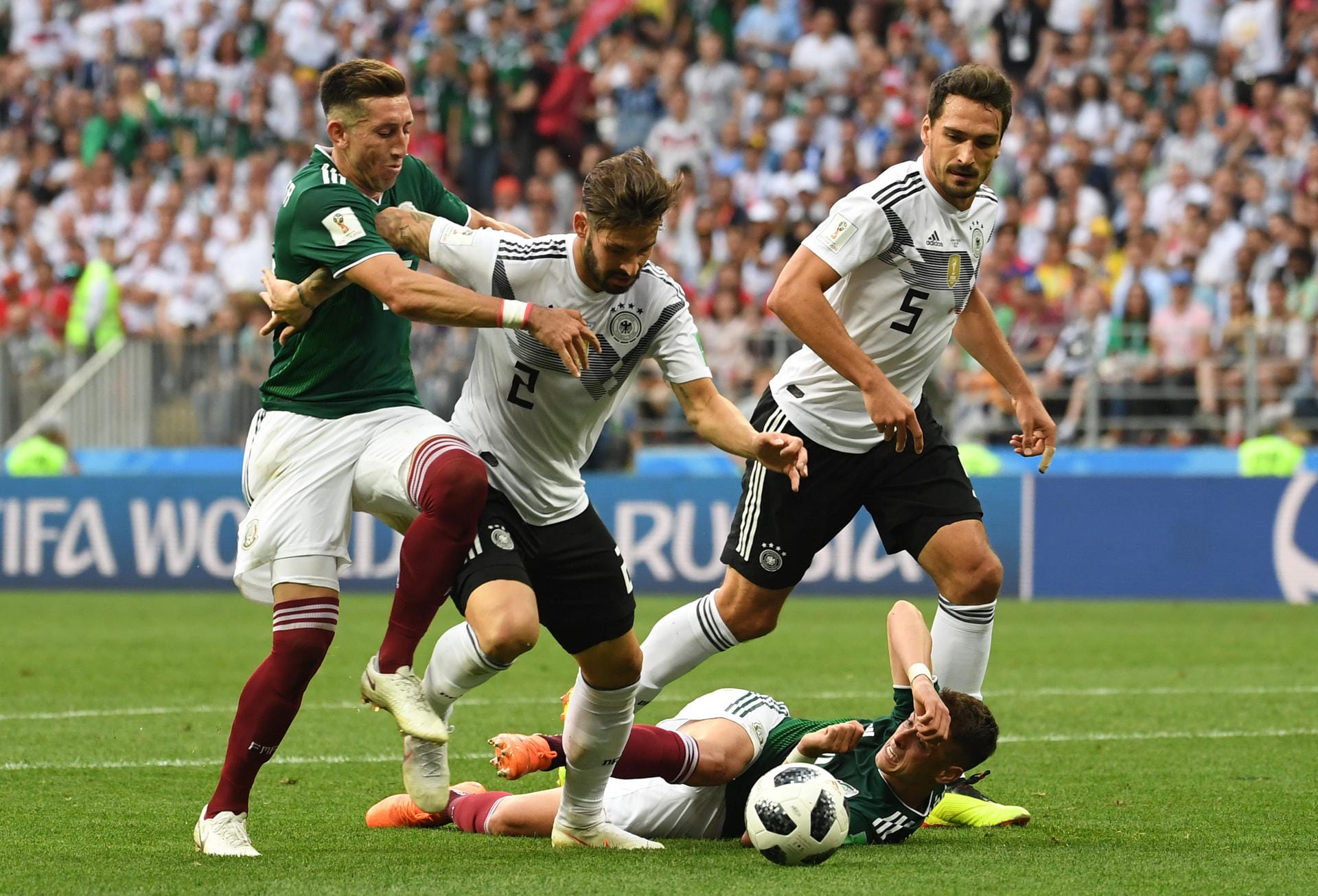 Marvin Plattenhart und Mats Hummels kämpfen mit Hector Herrera und Chicharito: Deutschland wirkt stärker als in der ersten Halbzeit.