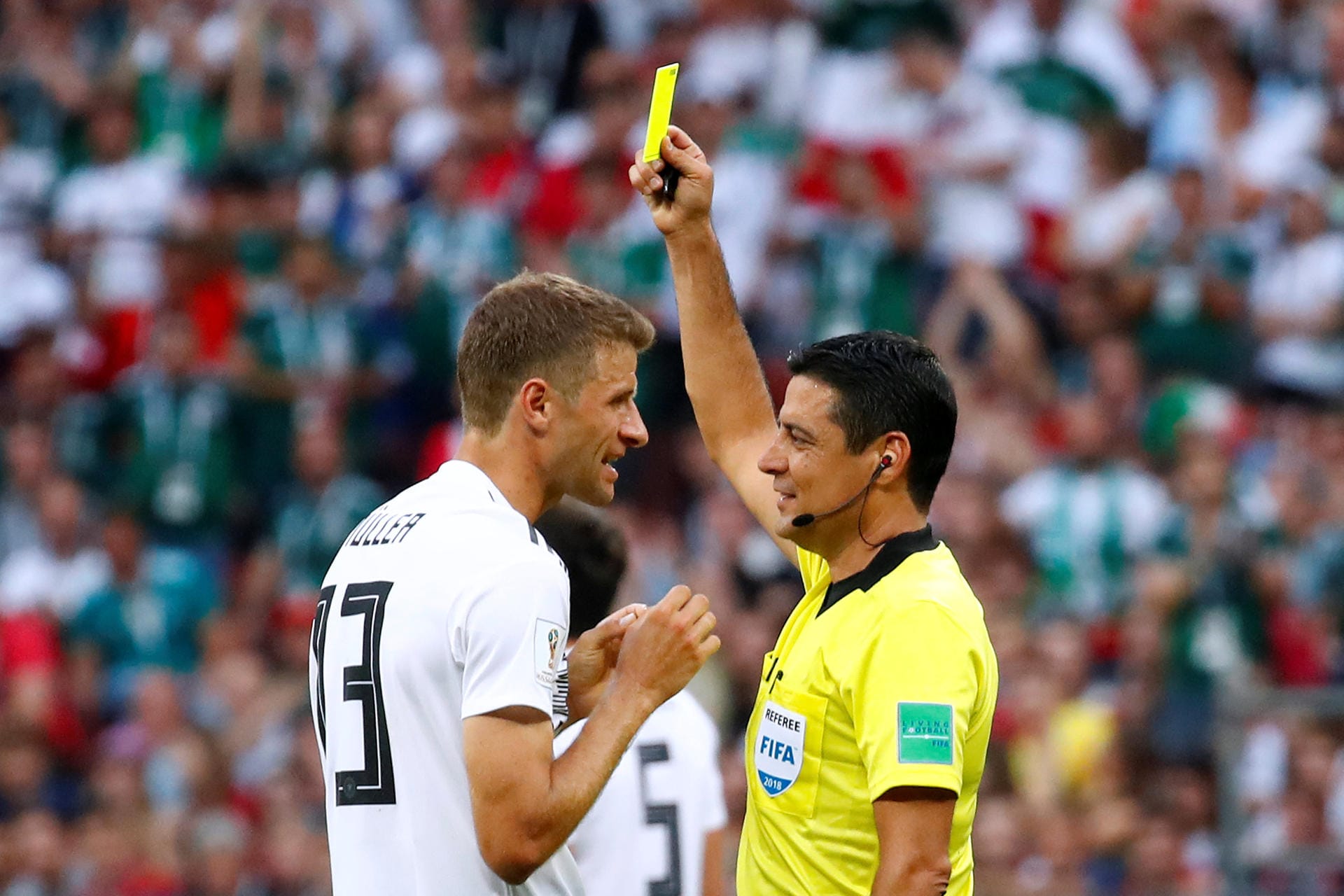 Thomas Müller sieht nach Foulspiel Gelb: Die erste gelbe Karte für Deutschland bei dieser WM.