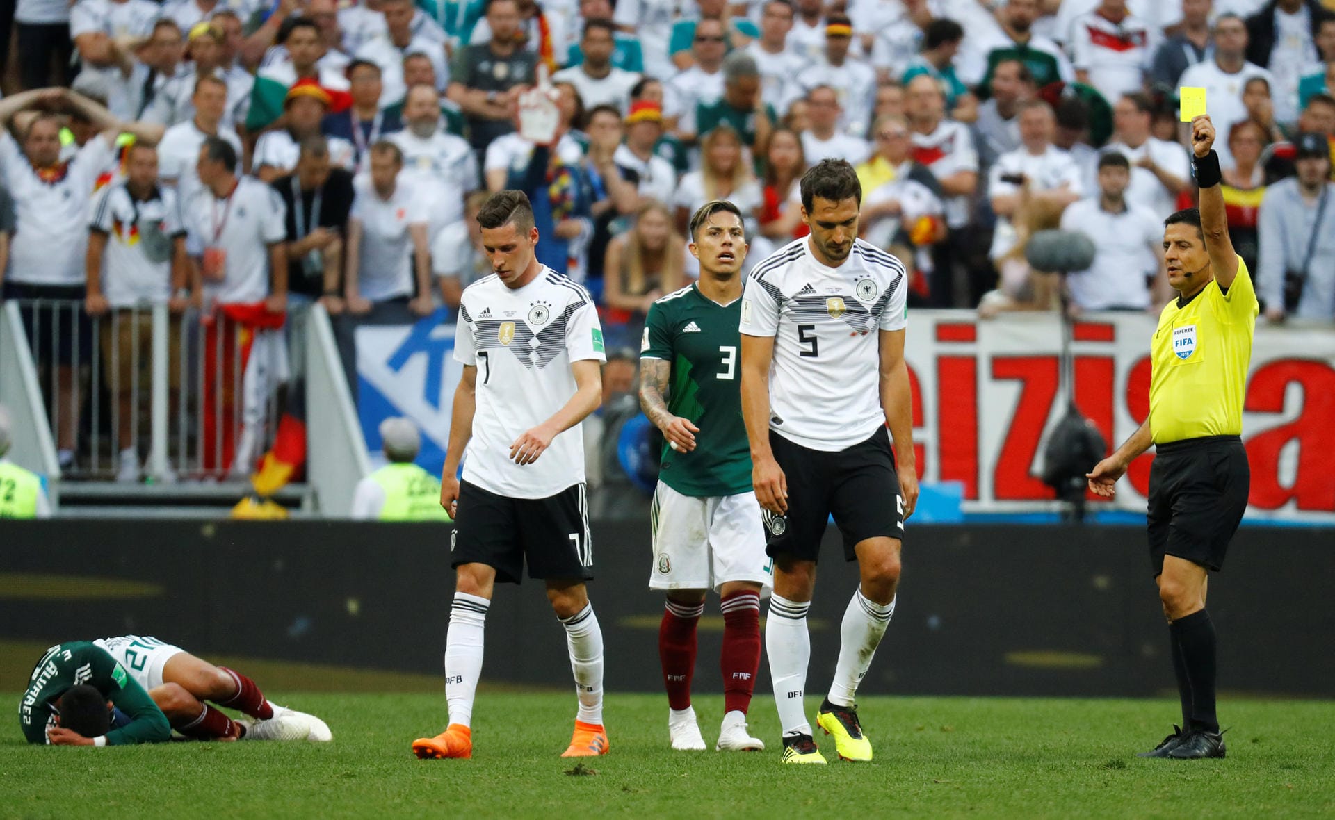 Mats Hummels bekommt in der 84. Minute die gelbe Karte: Trotz mehrerer Chancen für Deutschland in den letzten Spielminuten reicht es für ein Tor nicht aus.