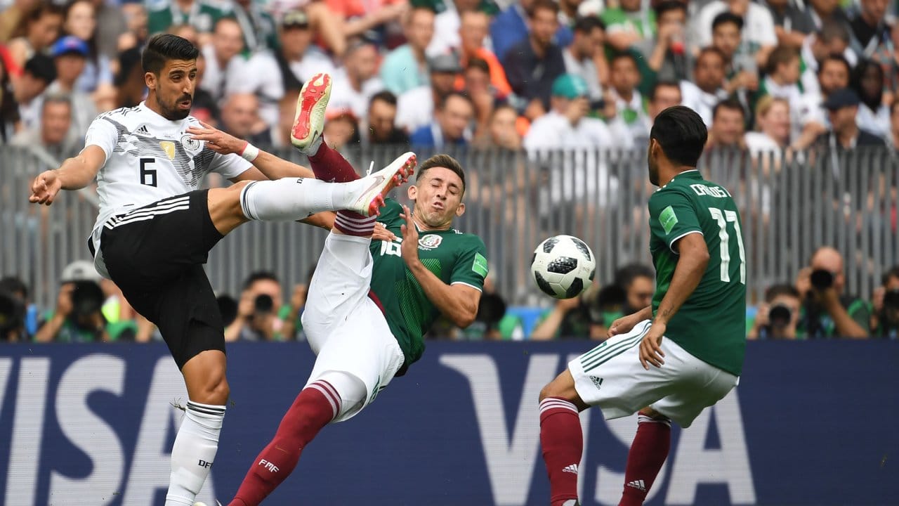 DFB-Akteur Sami Khedira (l) beim Zweikampf mit Mexikos Hector Herrera.