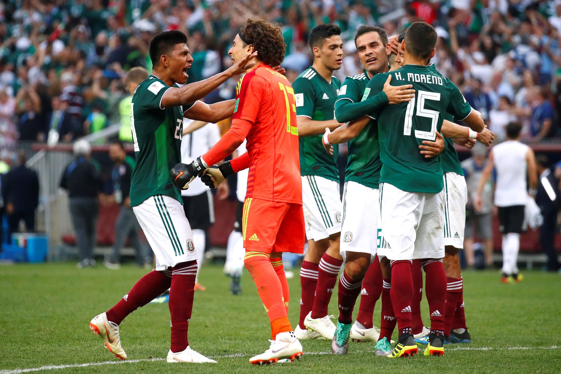 Das Spiel endet mit einem 1:0-Sieg für Mexiko: Die Mexikaner jubeln, die Deutschen gehen enttäuscht von Platz.