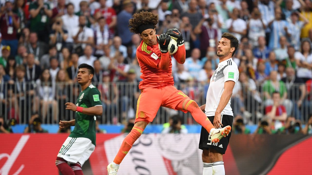 Mexiko-Keeper Guillermo Ochoa (M) ist vor DFB-Verteidiger Mats Hummels am Ball.