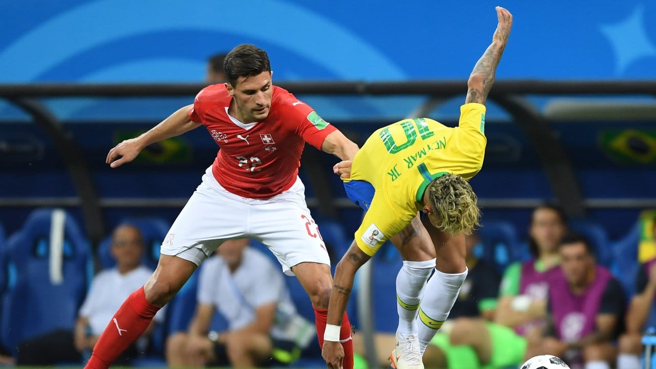Brasilien und Superstar Neymar (r) kamen zum WM-Auftakt gegen die Schweiz ins Straucheln.