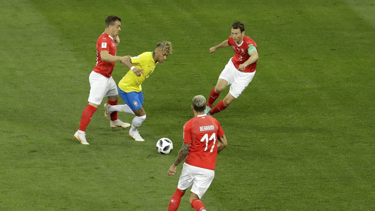 Brasiliens Star Neymar wird gleich von drei Schweizern attackiert.