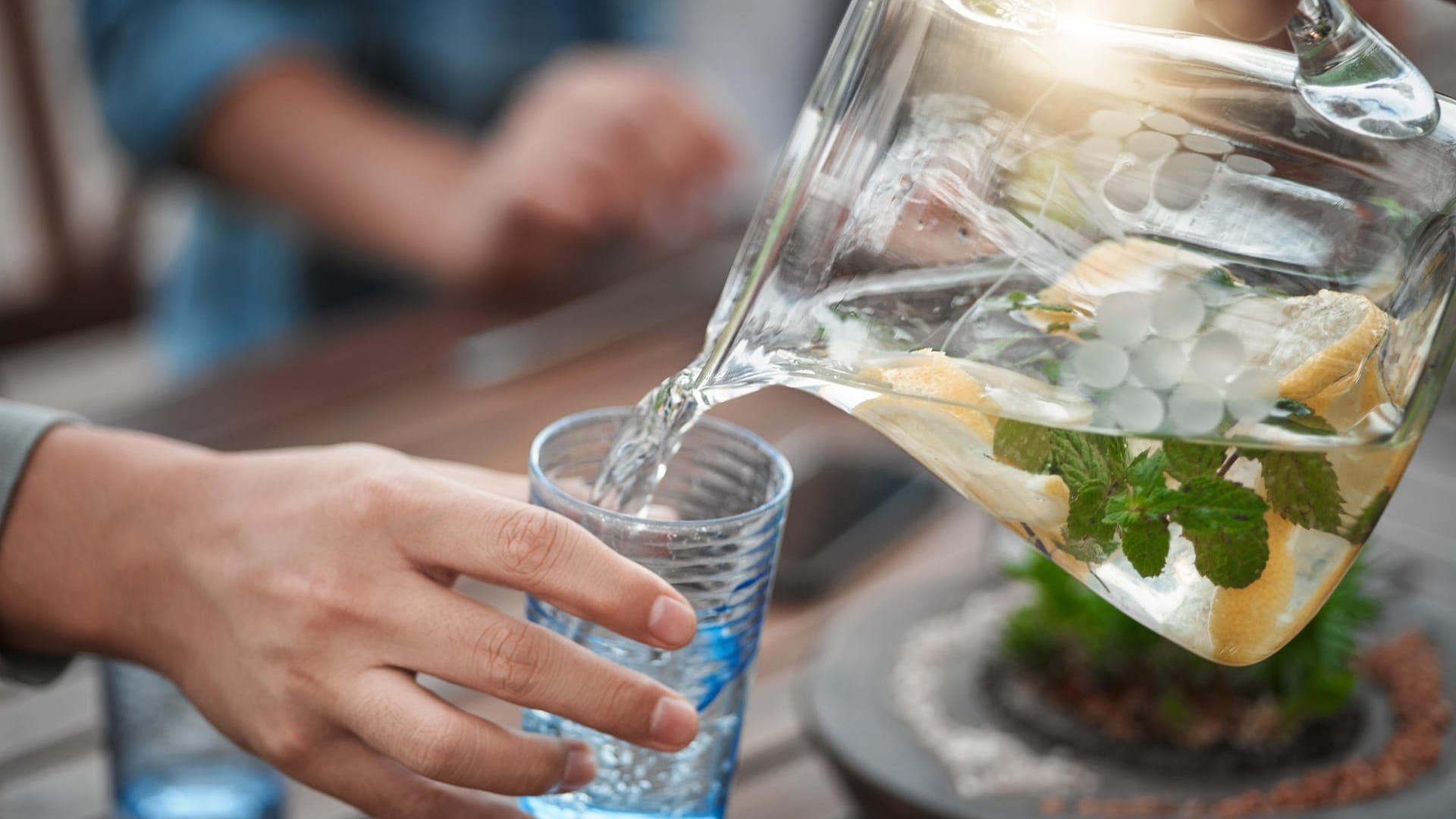 Wasser wird in ein Glas eingeschüttet