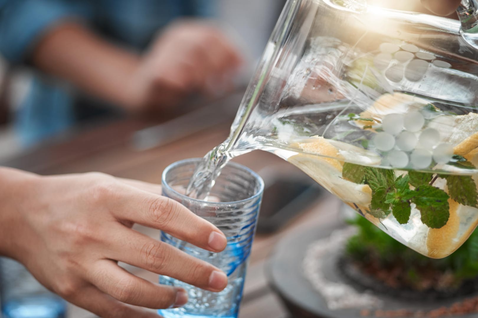 Wasser wird in ein Glas eingeschüttet