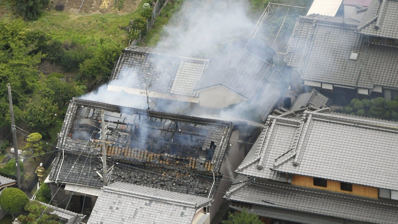 Lokale Medien meldeten Dutzende von Bränden, so wie hier in Takatsuki.