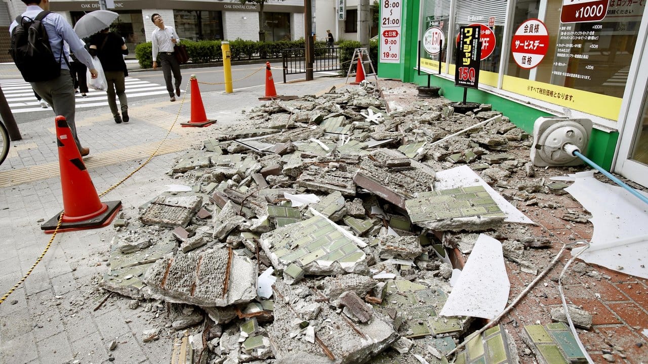 Schutt liegt nach dem Erdbeben auf einem Bürgersteig in Ibaraki.
