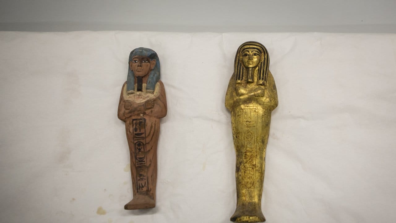 Altägyptische Artefakte im Konservierungslabor des Großen Ägyptischen Museums.