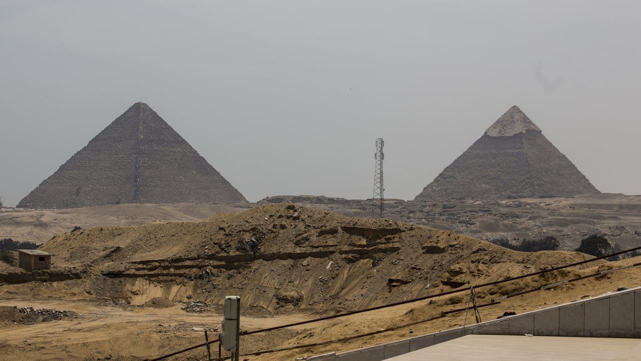 Die Baustelle des Großen Ägyptischen Museums direkt vor den Pyramiden von Giseh.