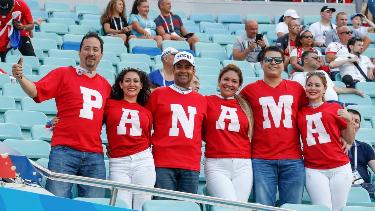 Fans von Panama stehen vor Spielbeginn im Stadion.