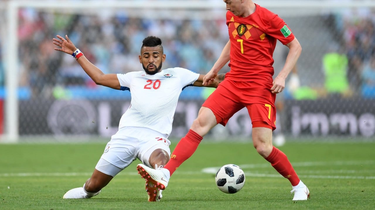Belgiens Kevin de Bruyne (r) behauptet gegen Panamas Anibal Godoy den Ball.