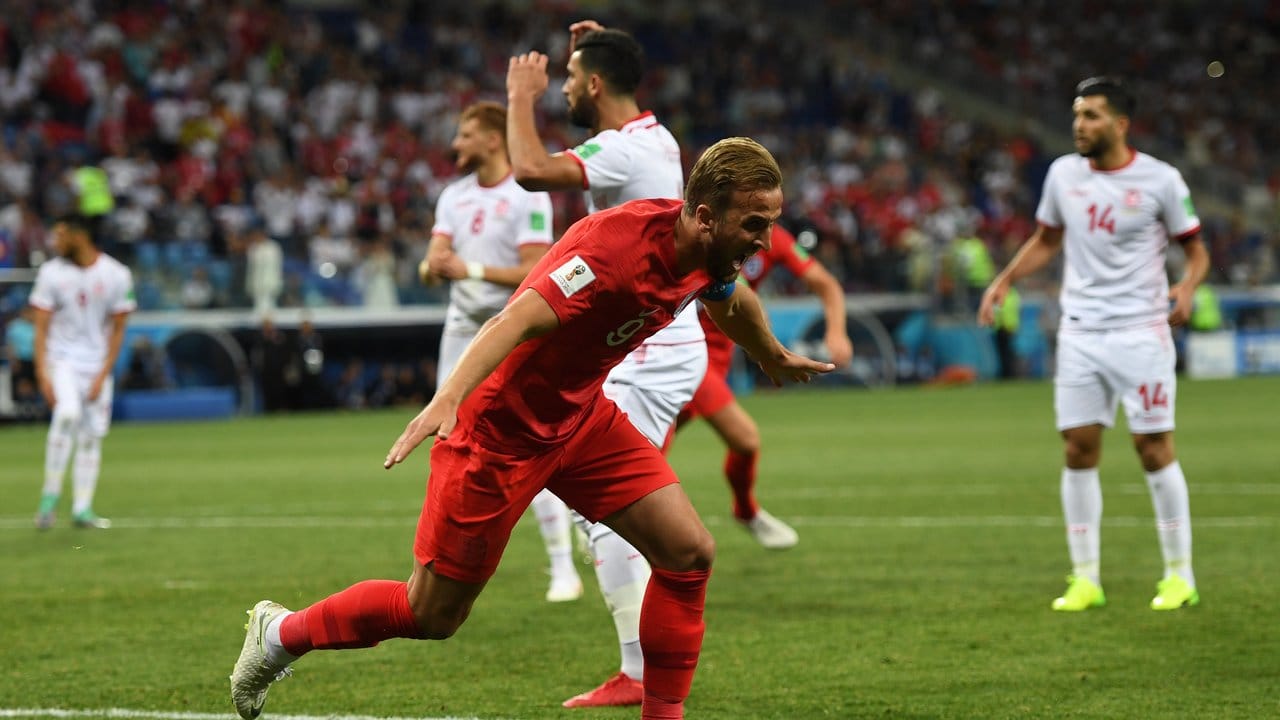 Harry Kane (vorn) feiert seinen späten Treffer zum 2:1-Sieg für England gegen Tunesien.