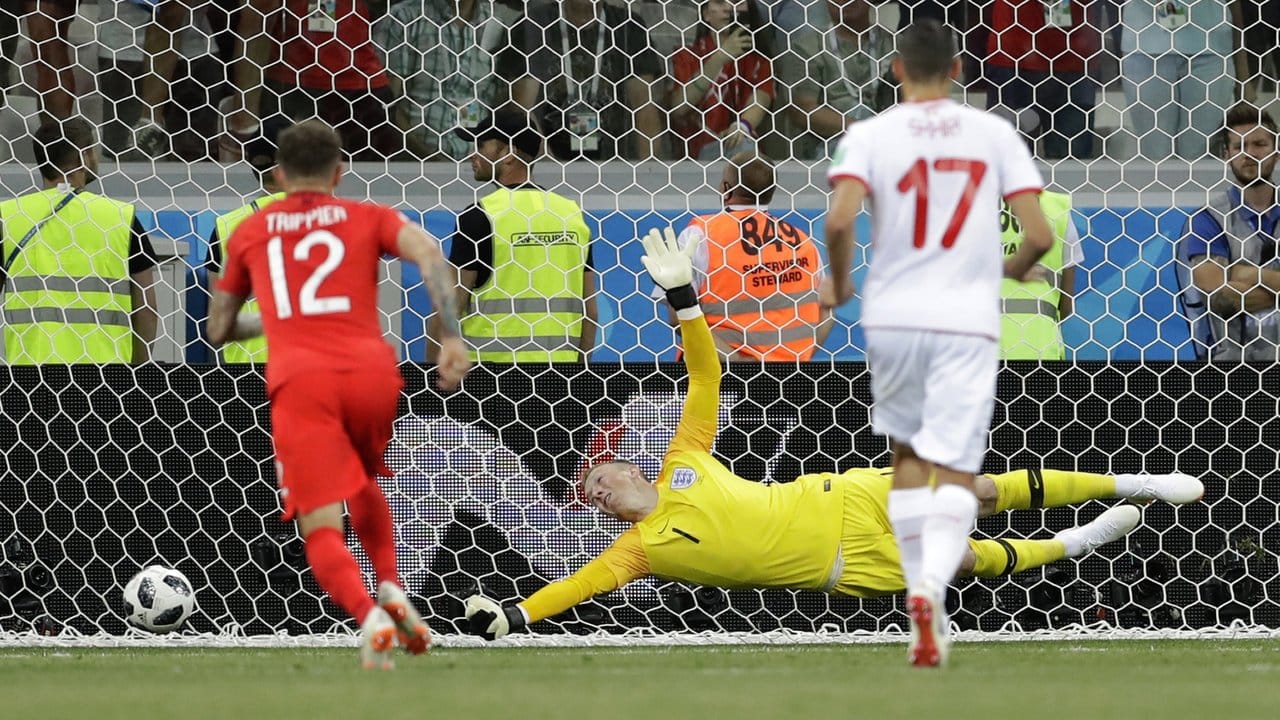 Englands Keeper Jordan Pickford (M) kann den Elfmeter des Tunesiers Ferjani Sassi (nicht im Bild) nicht halten.