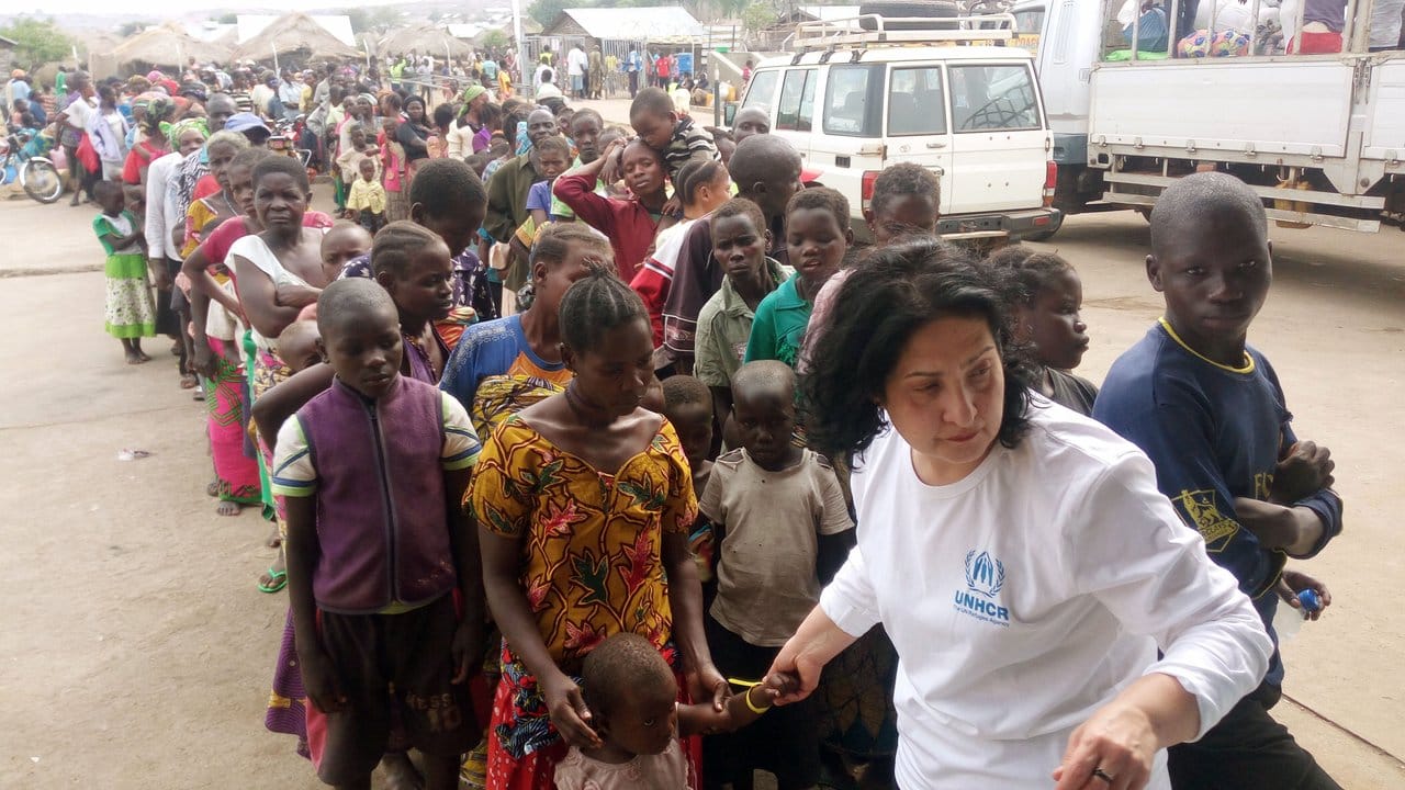Eine UNHCR-Mitarbeiterin kümmert sich im ugandischen Sebagoro um wartende Flüchtlinge.