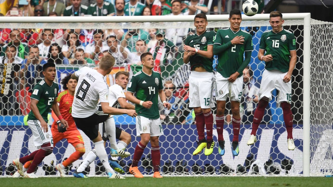 Toni Kroos (vorne) scheitert mit seinem Freistoß an Mexikos Torhüter Ochoa und der Latte.
