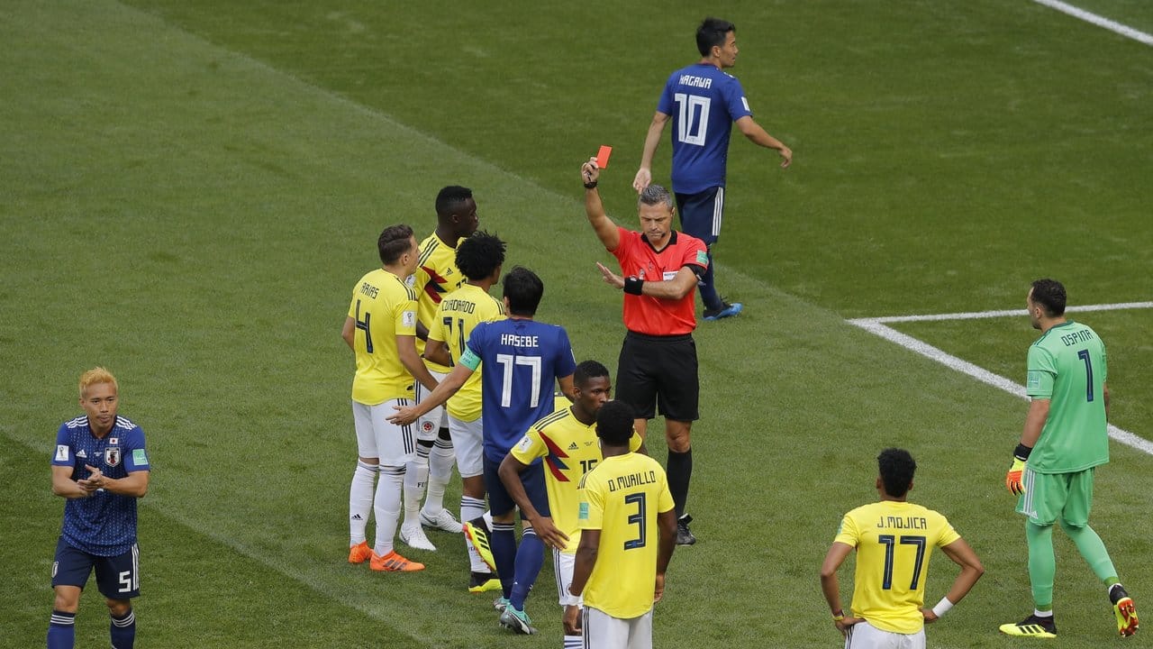Schiedsrichter Damir Skomina (M) zeigt Carlos Sanchez (nicht im Bild) nach einem Handspiel im Strafraum die Rote Karte.