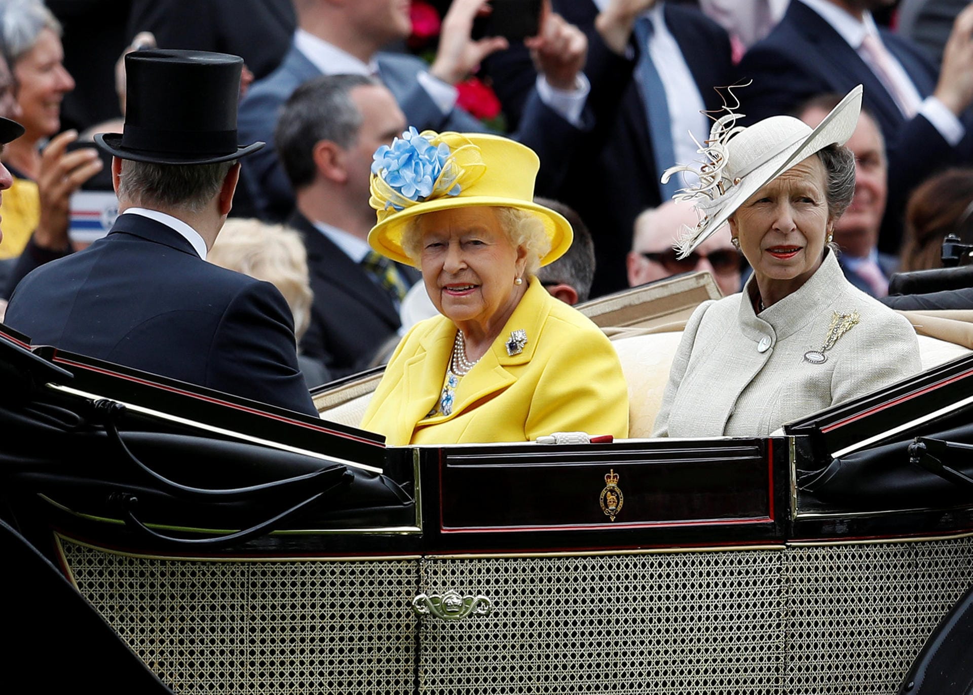 In strahlendem Gelb: Die Queen kam unter anderem mit ihrer Tochter Prinzessin Anne angefahren.