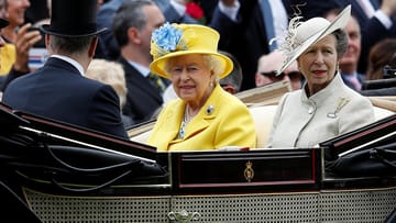 In strahlendem Gelb: Die Queen kam unter anderem mit ihrer Tochter Prinzessin Anne angefahren.