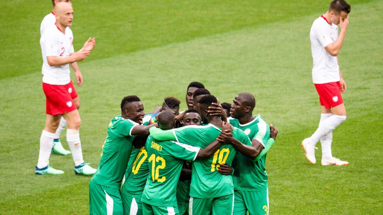 Idrissa Gueye (M) und seine Teamkollegen bejubeln das Tor zum 1:0 gegen Polen.