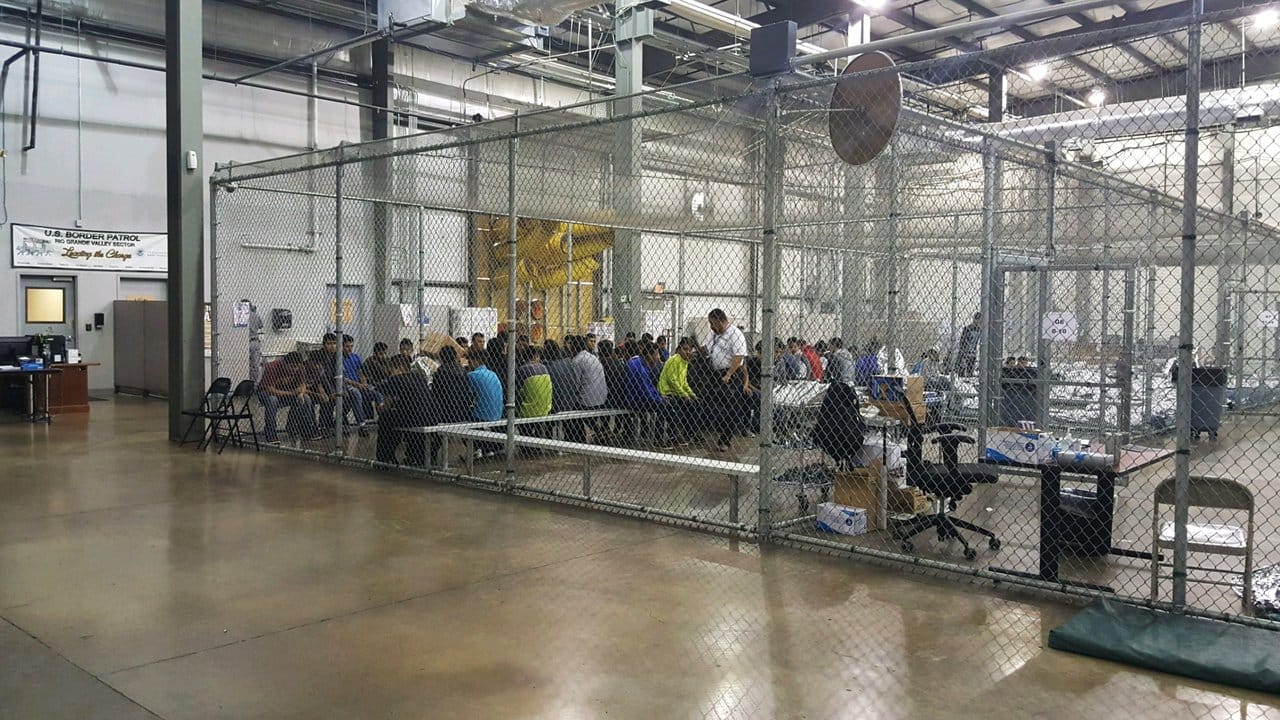 Käfige für Flüchtlinge, die im Zusammenhang mit illegalen Grenzübertritten in Gewahrsam genommen wurden.
