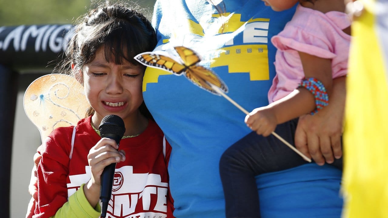 Die achtjährige Akemi Vargas weint während eines Protests vor dem Sandra Day O'Connor United States Courthouse, als sie davon berichtet, wie sie von ihrem Vater getrennt wurde.