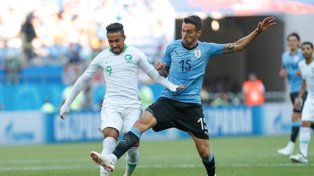 Saudi-Arabiens Hattan Bahbir (l) und Uruguays Matias Vecino kämpfen um den Ball.