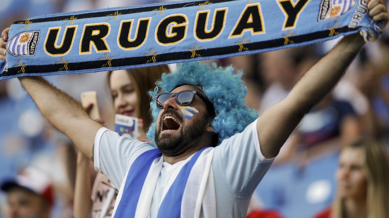 Ein Uruguay-Fan hält vor Spielbeginn ein Schal mit der Aufschrift "Uruguay" in die Höhe.