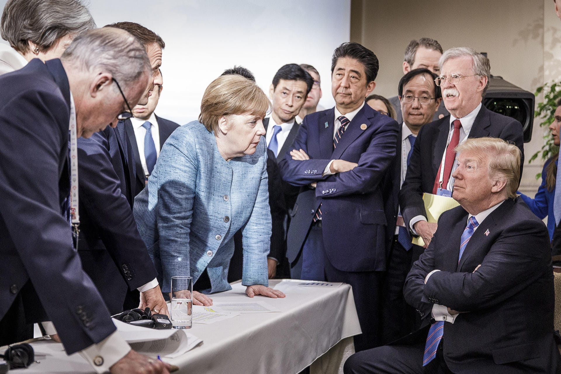 09. Juni 2018: Ein Bild wie ein Gemälde. In Kanada trifft die Kanzlerin beim G7-Gipfel auf den US-Präsidenten – und lächelt nicht mehr. Zumindest nicht für dieses Foto, das die deutsche Delegation selbst verbreitet und das Merkels Entschlossenheit zeigen soll. Der Rest ist Geschichte: Trump lässt die Gipfelerklärung mit zwei Tweets platzen. Merkels Gesichtsausdruck nach den Tweets ist nicht überliefert.