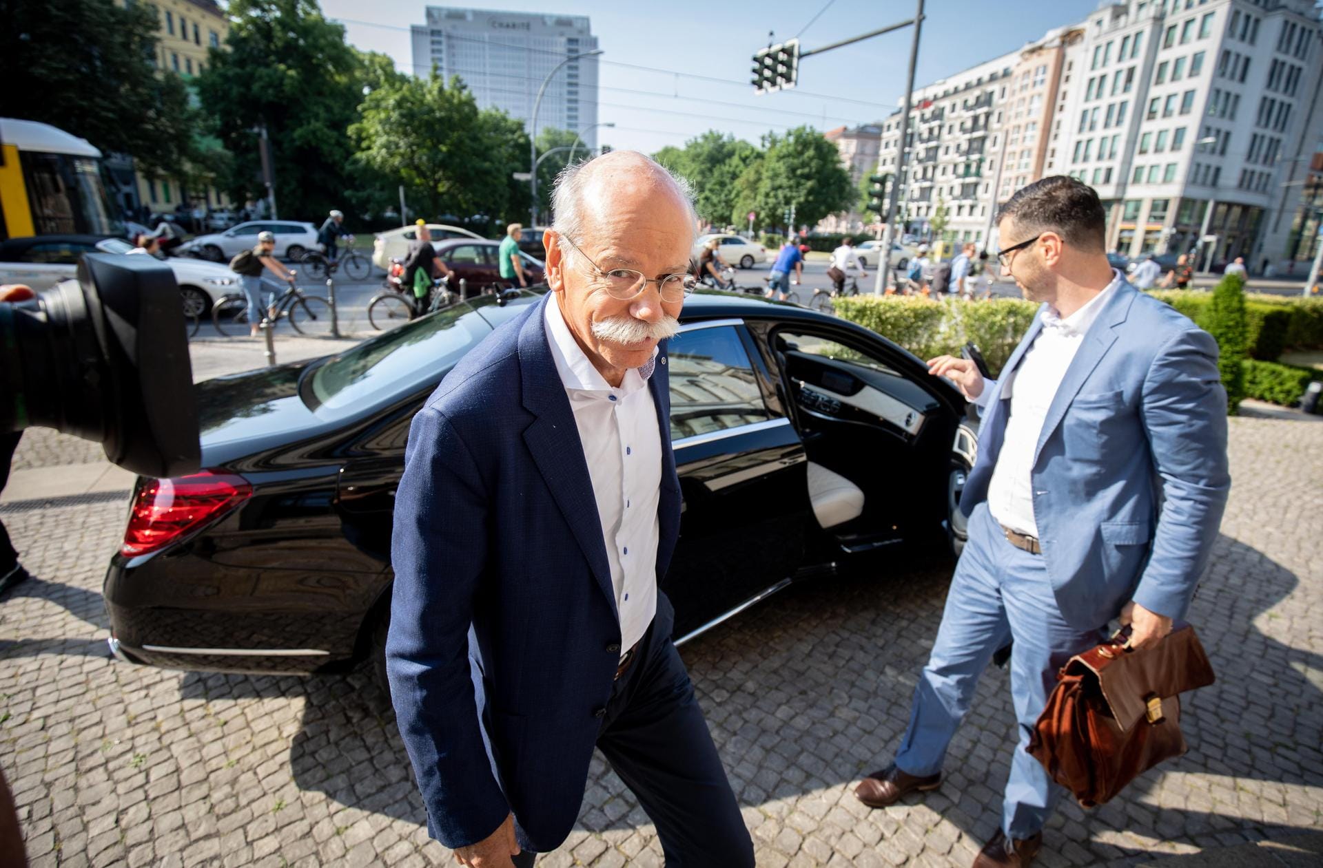 28. Mai 2018: Neue große Koalition, alter Ärger mit dem Diesel. Diesmal muss Daimler-Chef Dieter Zetsche ins Verkehrsministerium zum Hausherren Andreas Scheuer (CSU) – und anschließend 238.000 Diesel in Deutschland zurückrufen.