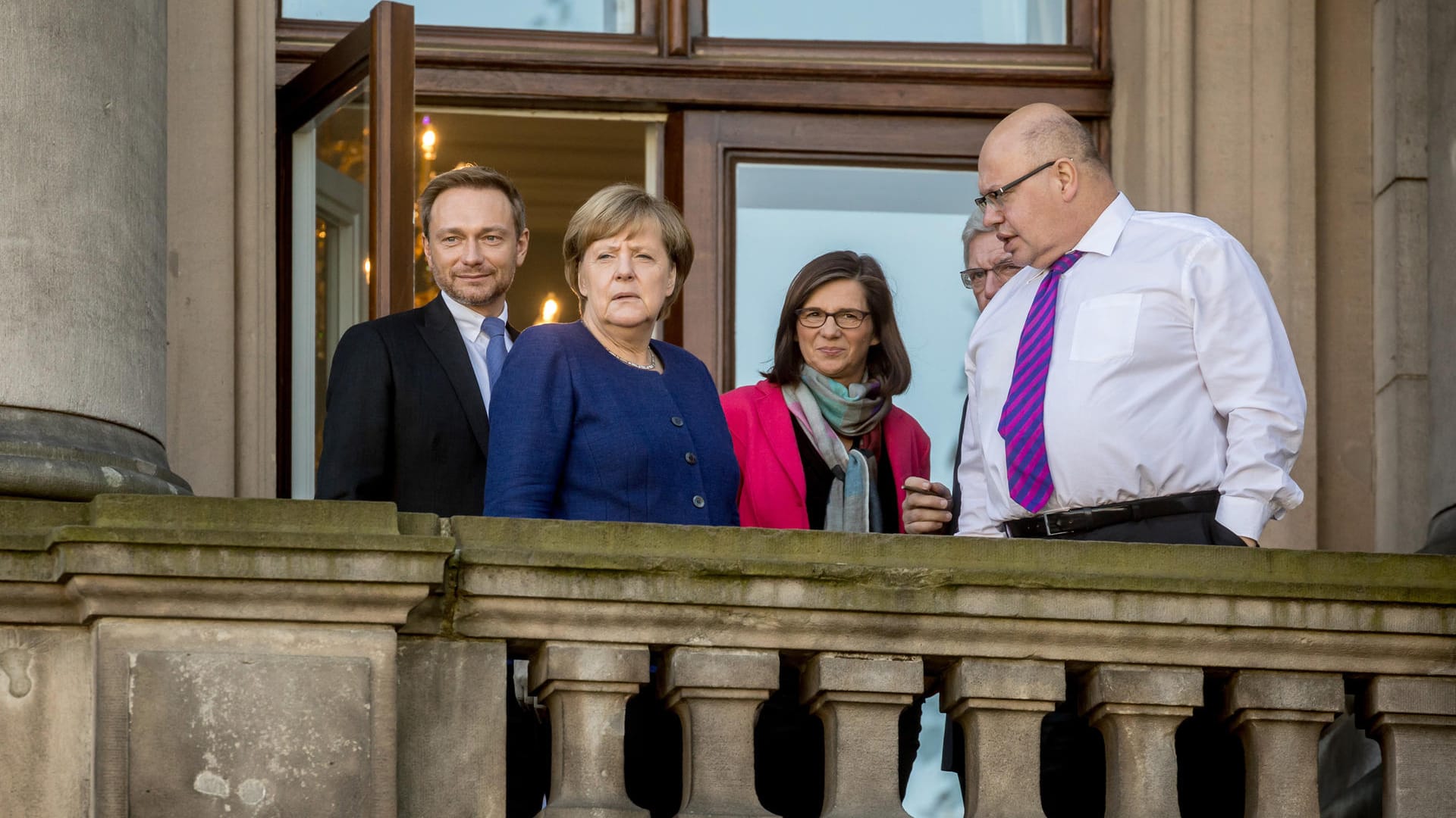 30. Oktober 2017: Union, FDP und Grüne wollen die erste Jamaika-Koalition auf Bundesebene herbeiverhandeln. Davon bleibt nicht viel außer: Balkonfotos wie dieses.