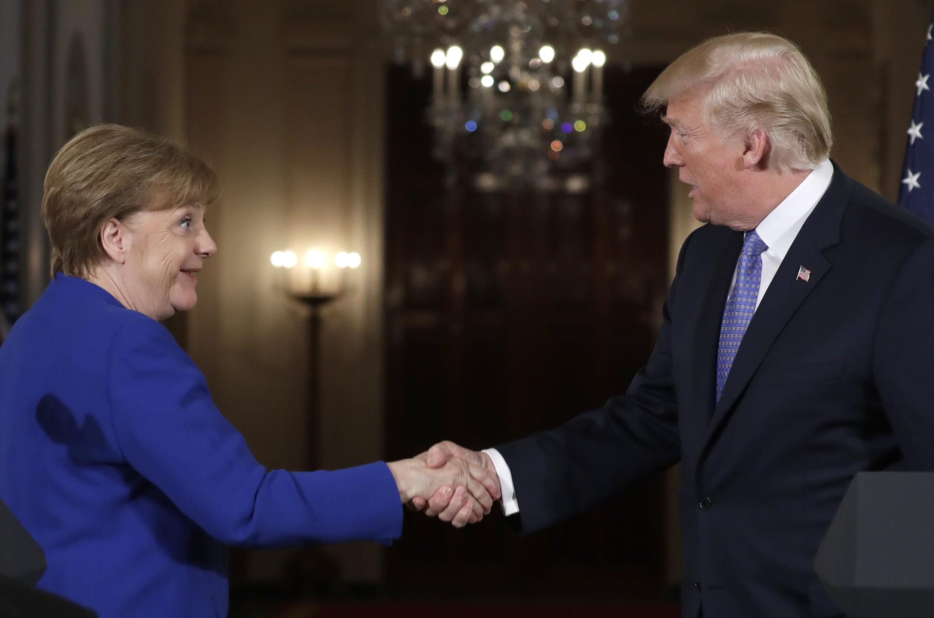 27. April 2018: Ihre Gesichtszüge könne sie nicht so gut, kontrollieren, wie sie manchmal gern würde, hat Angela Merkel einmal gesagt. Bei den verschiedenen Treffen mit US-Präsident Donald Trump wird sie nicht immer so freundlich dreinblicken, wie bei diesem ersten Treffen in ihrer neuen Amtszeit.