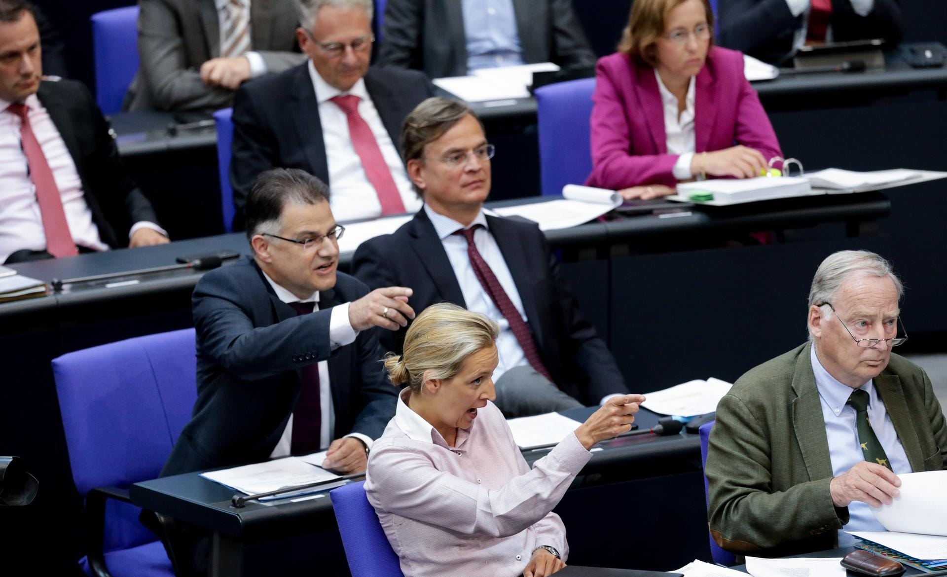 16. Mai 2018: Die große Koalition ist ja eigentlich gar nichts neues für Deutschland, im Gegenteil. Neu ist diesmal aber: die AfD sitzt im Bundestag. Kanzlerin Angela Merkel trifft so direkt auf ihre schärfsten Kritiker im Plenum. Es geht munter zu, wenn man es vorsichtig formulieren möchte.