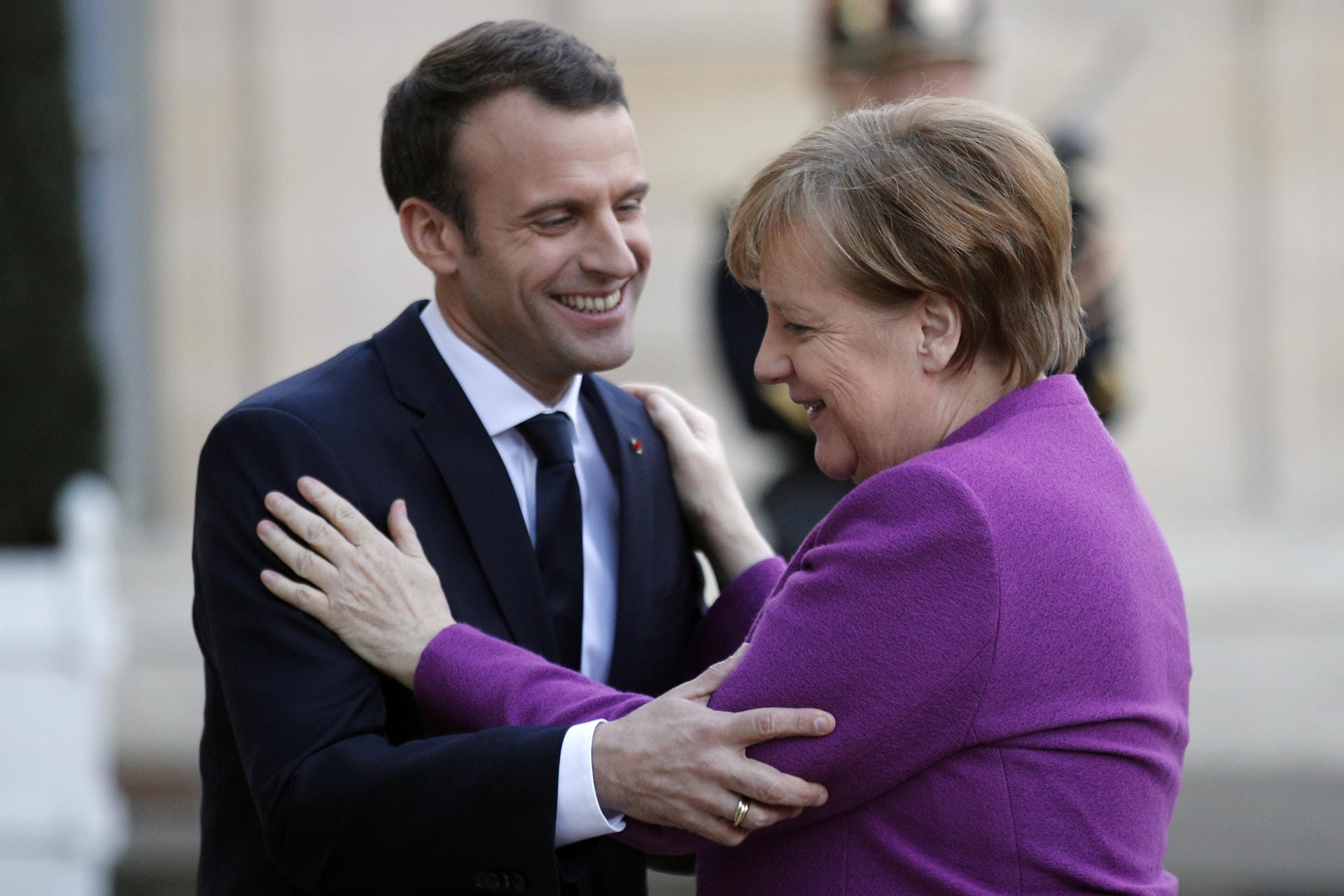 16. März 2018: Angela Merkel ist für ihren Antrittsbesuch nach Frankreich geflogen – ihre erste Auslandsreise nach der Regierungsbildung. Vor dem Pariser Elysée-Palast wartet Präsident Emmanuel Macron. Er wird Merkel in den folgenden nicht mehr ganz 100 Tagen noch ein wichtiger Partner sein. Viele davon hat sie nicht.