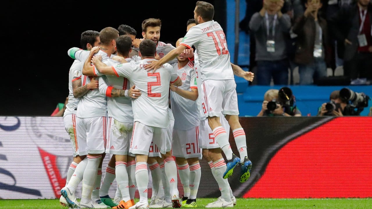 Die Spieler aus Spanien freuen sich über den Treffer ihres Teamkollegen Costa zum 1:0 gegen den Iran.