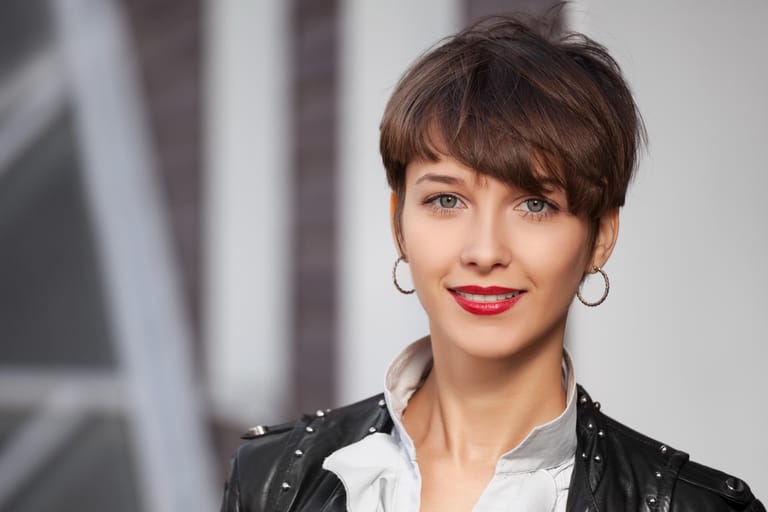 Der Pixie Cut kann auch der modernen, jungen Frau stehen.