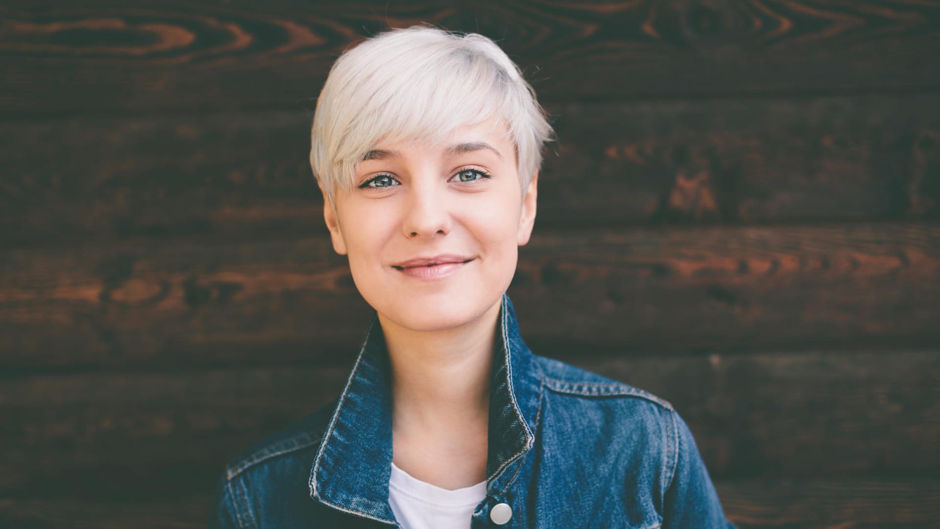 Der Pixie Cut kann aufwendig sein – für ein besonderes Styling benötigen Sie neben Wetgel auch Haarwachs und Glitterspray.