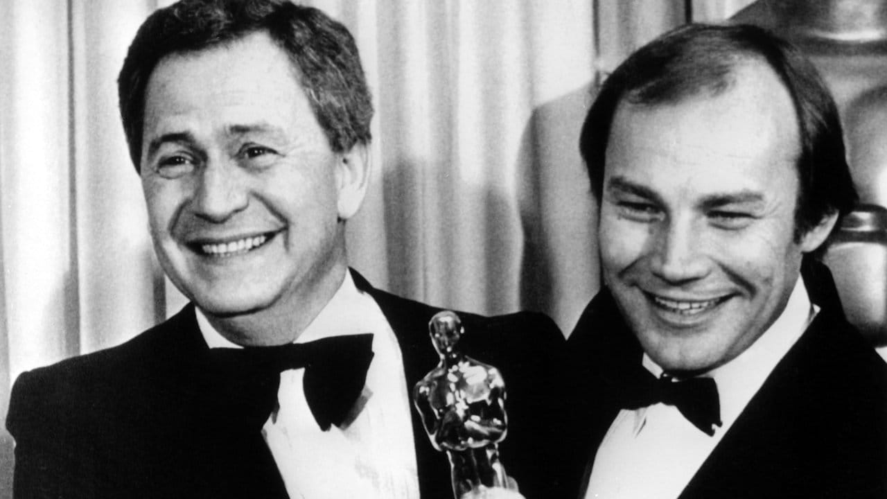 Regisseur Istvan Szabo (l) und Klaus Maria Brandauer (r) freuen sich gemeinsam über den Oscar für "Mephisto" im Jahr 1982.