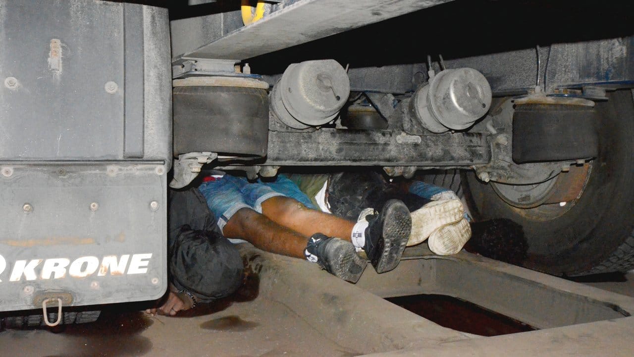 Flüchtlinge, die von der Bundespolizei bei der Kontrolle eines Güterzuges aus Italien unter einem Lastwagen-Auflieger entdeckt wurden. Flüchtlinge, die von der Bundespolizei bei der Kontrolle eines Güterzuges aus Italien unter einem Lastwagen-Auflieger entdeckt wurden.