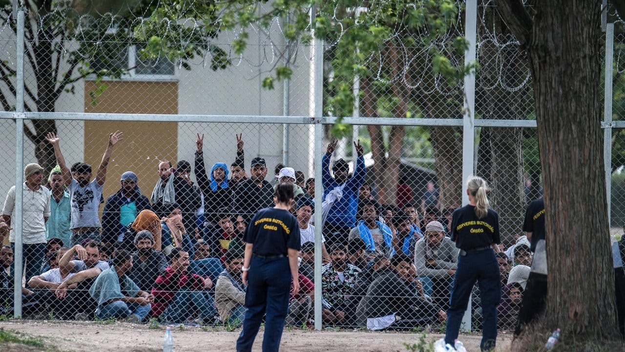 Ungarische Erstaufnahmeeinrichtung für Flüchtlinge in Kiskunhalas: Die Regierung Orban ist strikt gegen Aufnahmequoten. Ungarische Erstaufnahmeeinrichtung für Flüchtlinge in Kiskunhalas: Die Regierung Orban ist strikt gegen Aufnahmequoten.