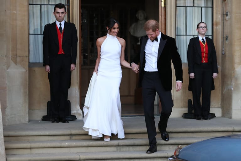 Weiter gehts: Meghan und Harry verlassen Schloss Windsor zum abendlichen Empfang. Beide haben die Kleider gewechselt. Statt Givenchy trägt Meghan jetzt ein Kleid von Stella McCartney.