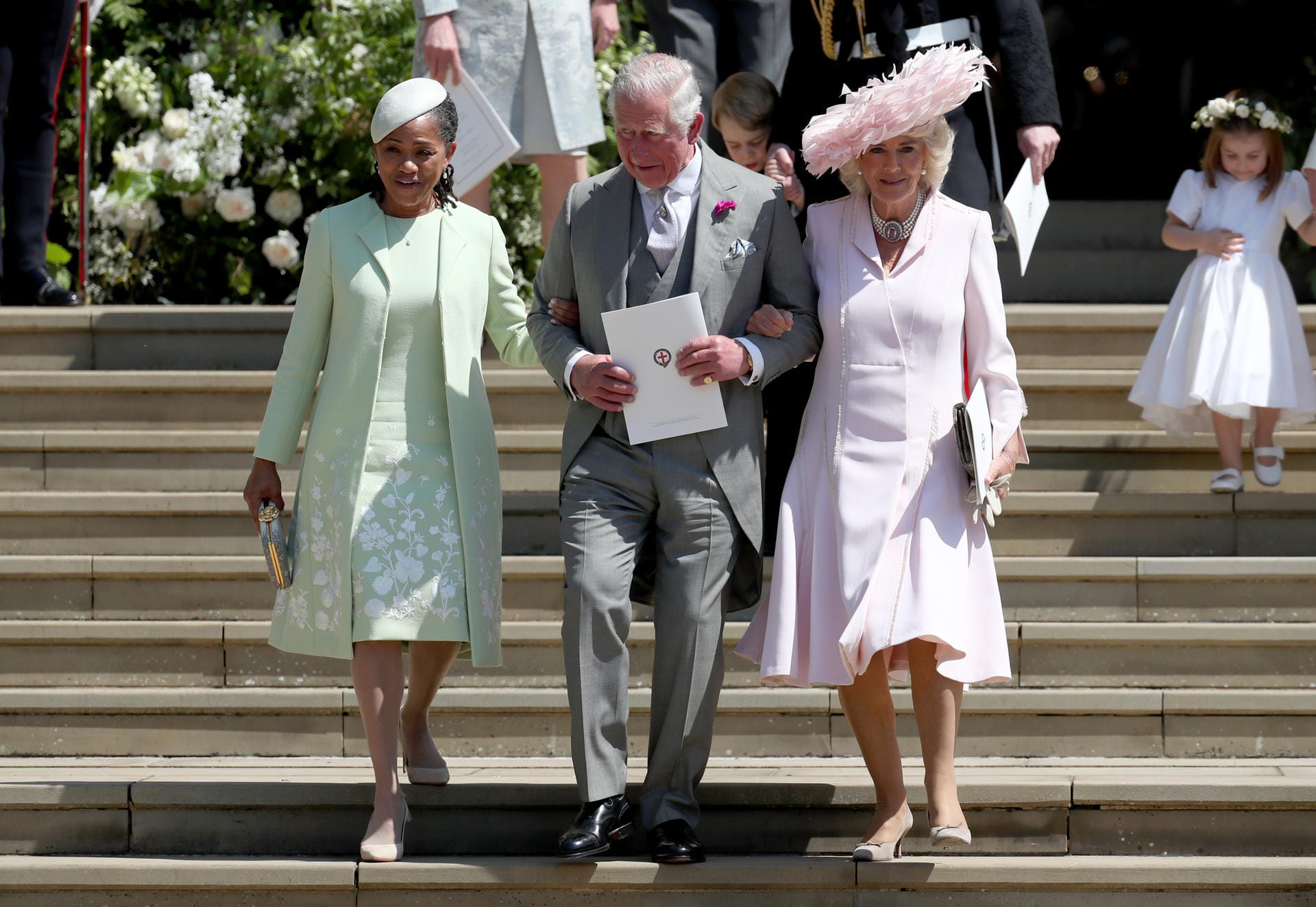 Prinz Charles verlässt die Kirche mit zwei Damen: Meghans Mutter Doria Ragland kam ohne Begleitung, also holt er sie kurzerhand zu sich und Camilla.