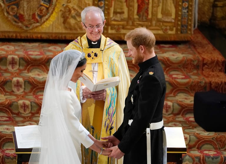 Das Brautpaar mit Justin Welby, Erzbischof von Canterbury: Er hat die beiden getraut.