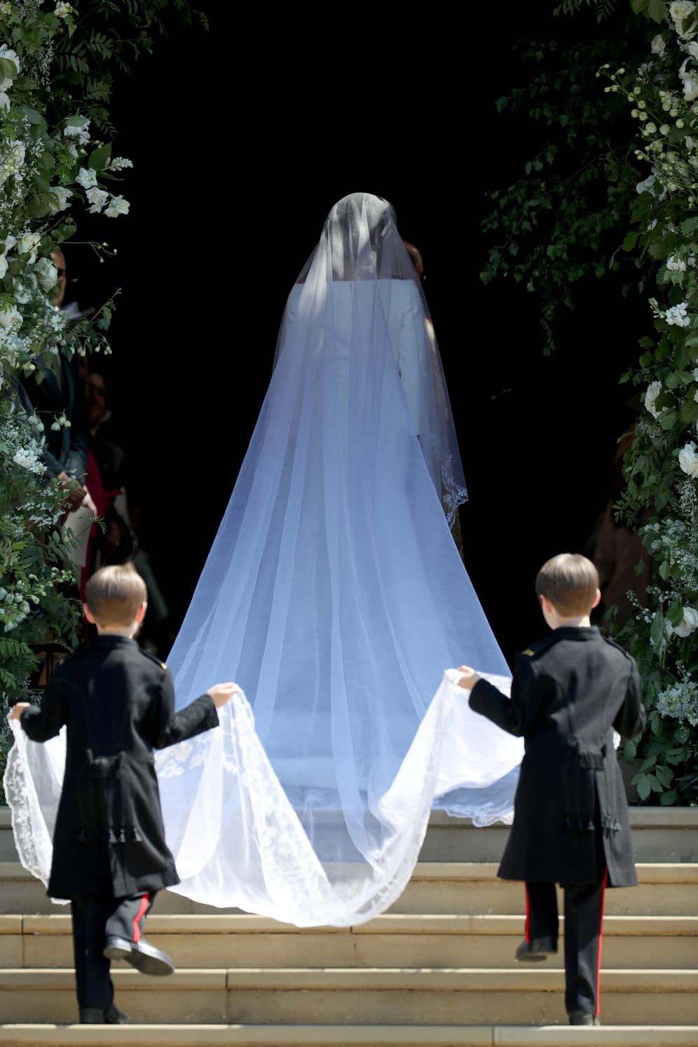 Meghan Markle betritt die Kirche: Hinter ihr die Pageboys Brian and John Mulroney.