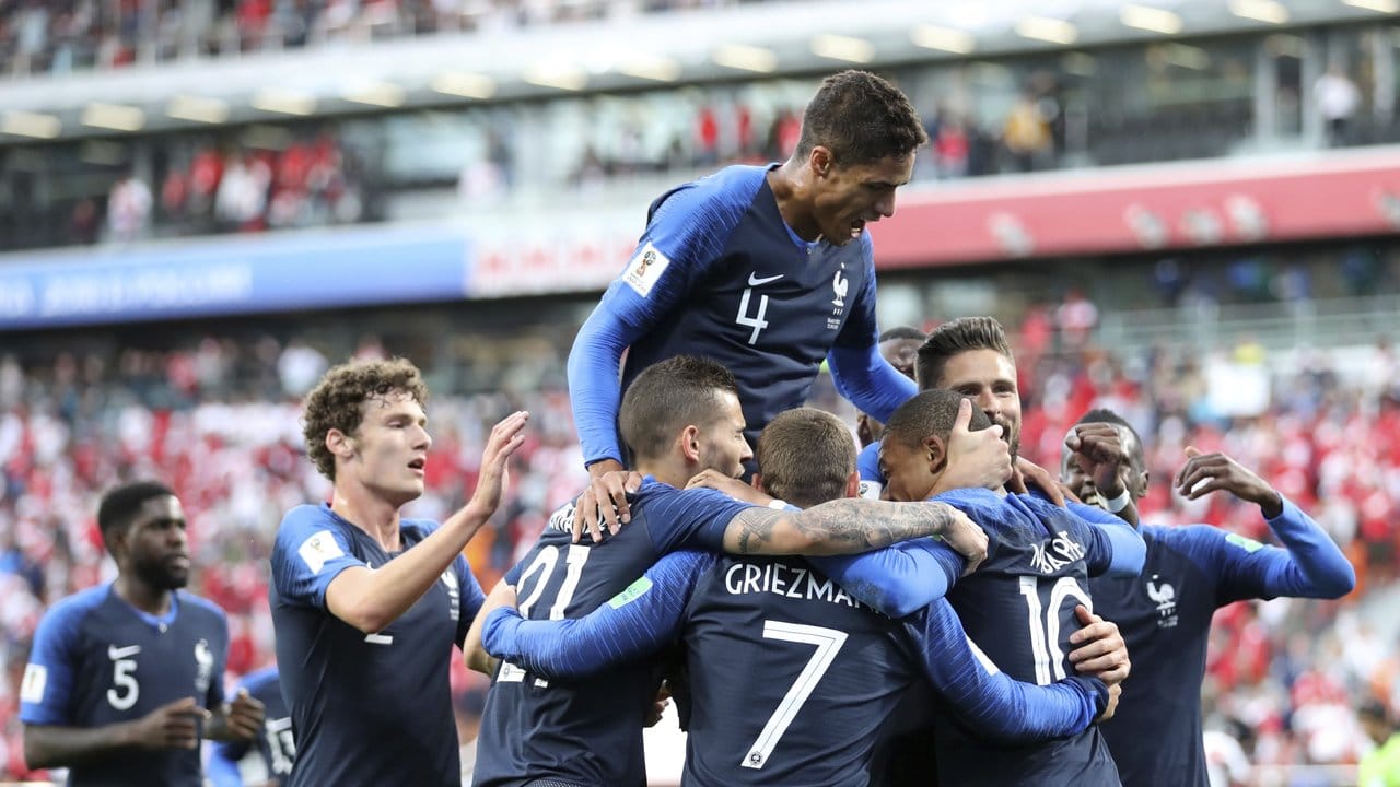 Die Franzosen feiern das entscheidende 1:0 durch Kylian Mbappe zum Sieg über Peru.