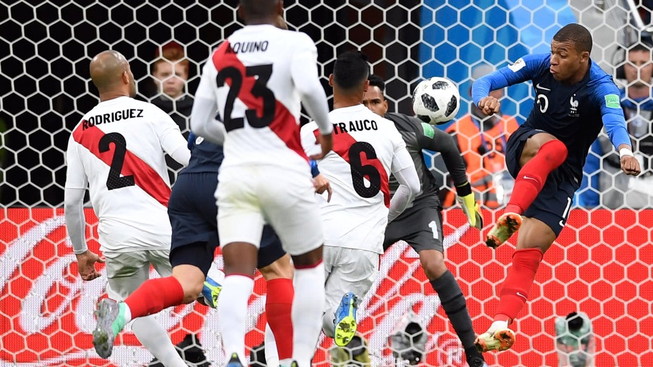 Frankreichs Kylian Mbappe (r) passt den Ball ab und erzielt das 1:0 gegen Peru.
